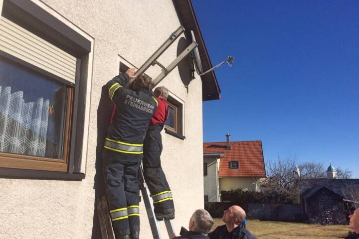 FF Steinabrückl: Kleinkind in Wohnhaus eingeschlossen