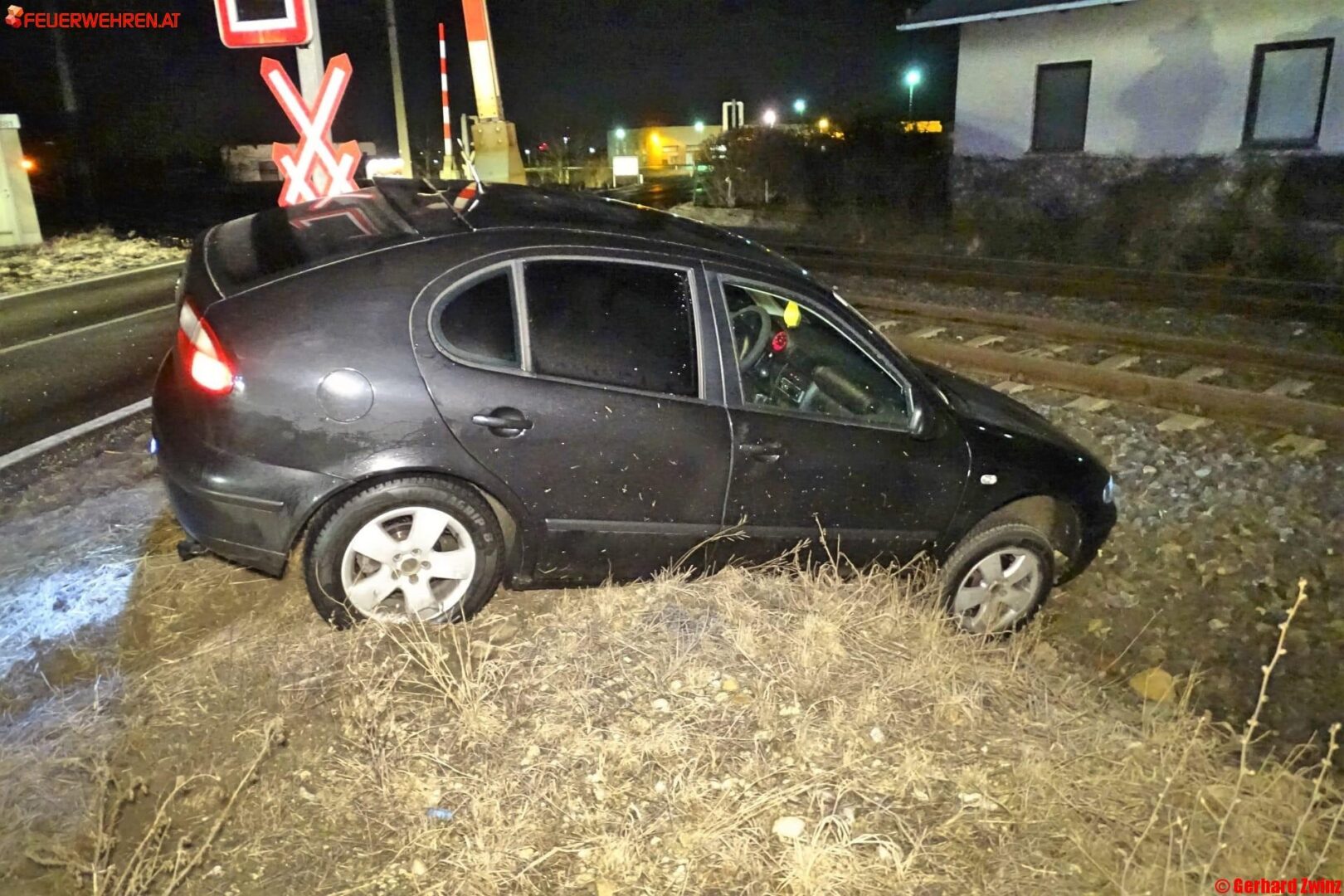 FF Ternitz: PKW neben Südbahn
