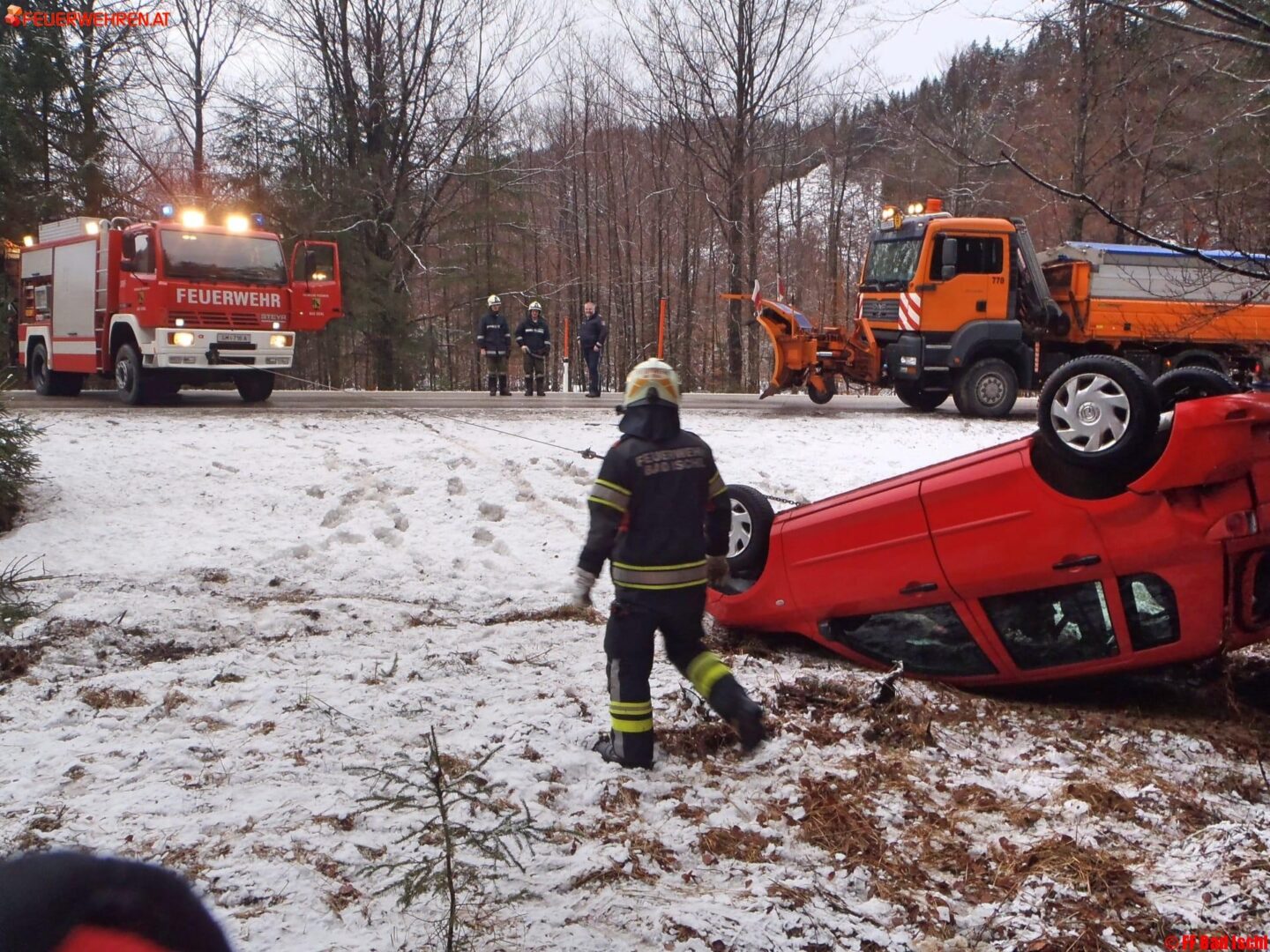 FF Bad Ischl: Zwei PKWs in selber Kurve verunfallt