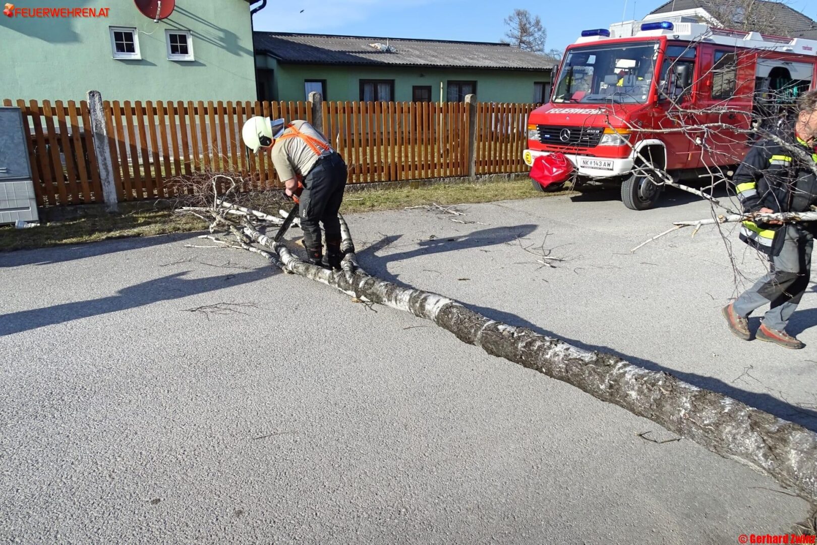FF Ternitz: Erster Sturmschaden im Bezirk Neunkirchen