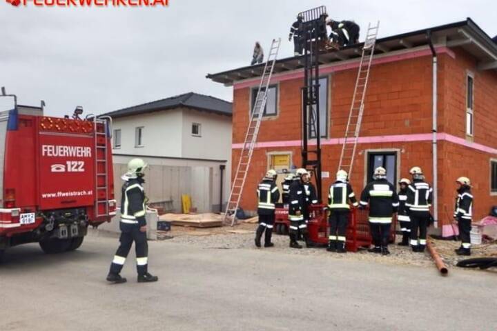 FF Weistrach: Sturmböen drohten Pultdachfolie abzudecken