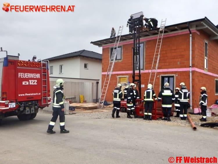 FF Weistrach: Sturmböen drohten Pultdachfolie abzudecken