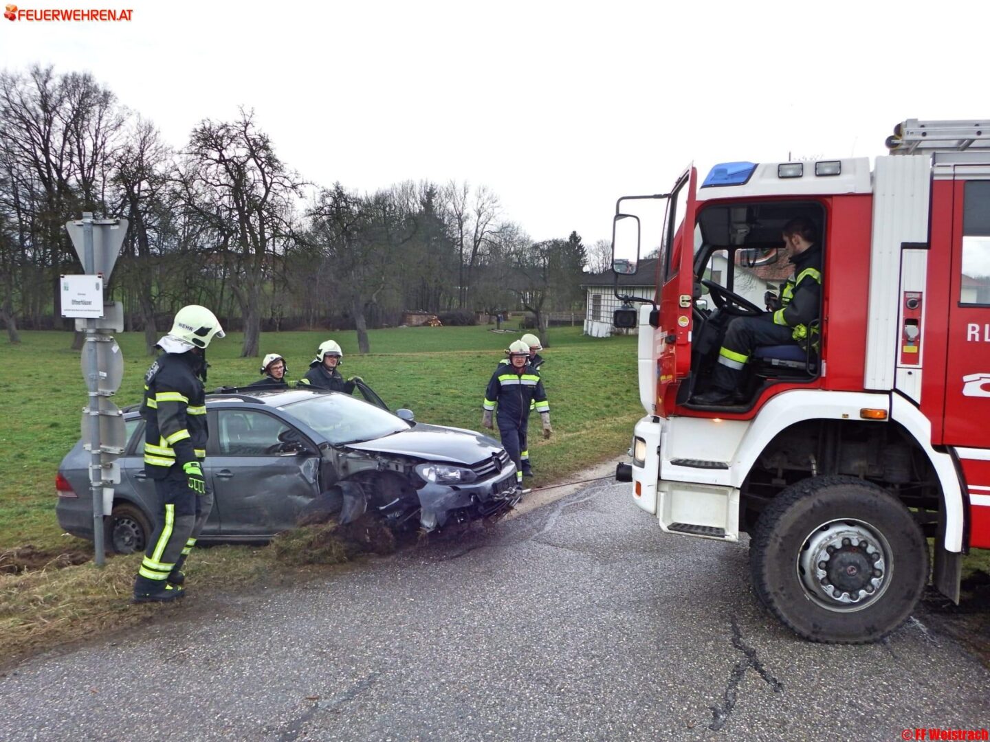 FF Weistrach: PKW in Straßengraben geschleudert