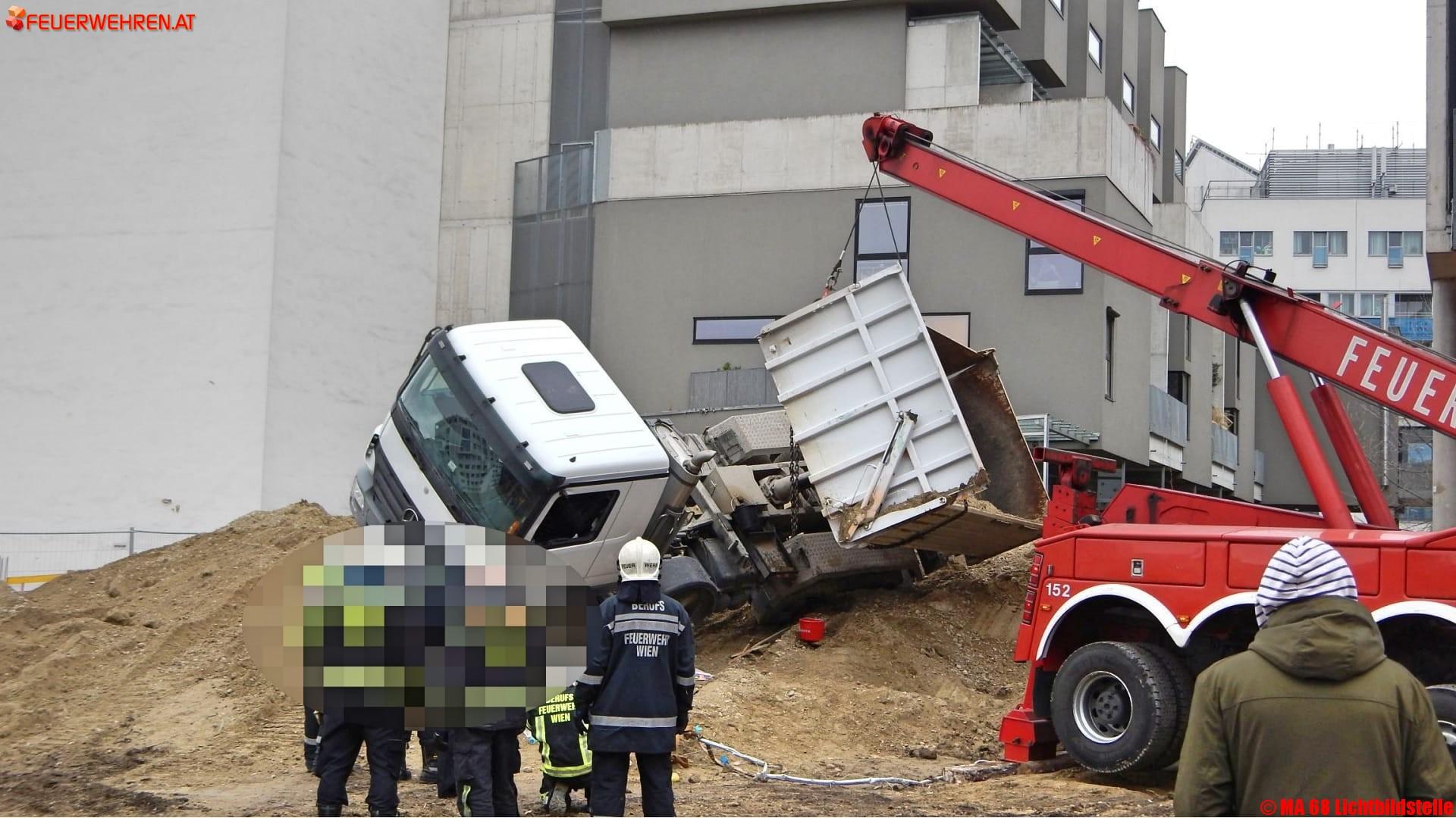 BF Wien: Vollbeladener Lkw kippt auf Baustelle um