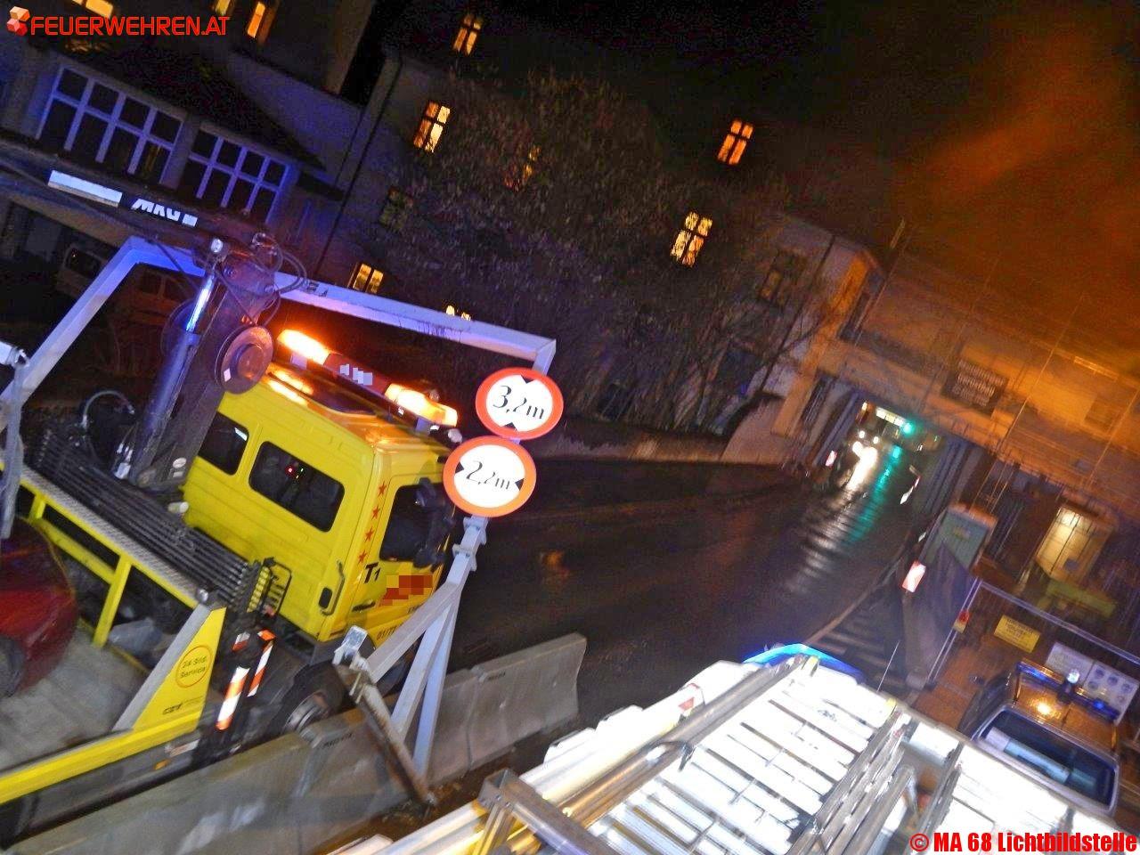 BF Wien: Abschleppfahrzeug kollidiert mit Höhenkontrolle