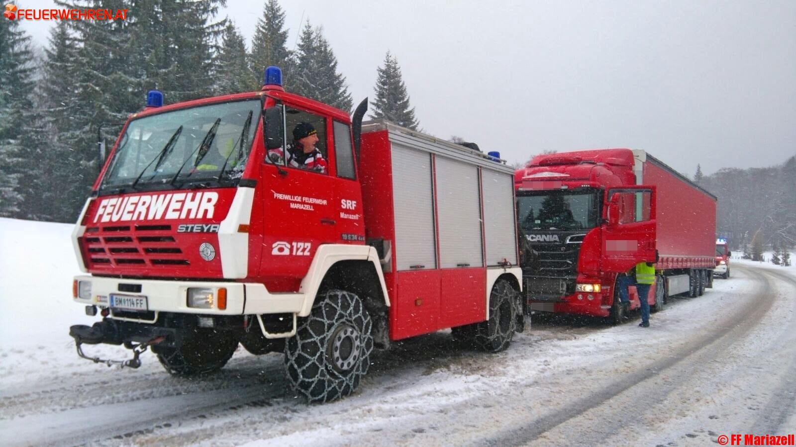 FF Mariazell: Wintereinbruch sorgt für mehrere LKW-Bergungen