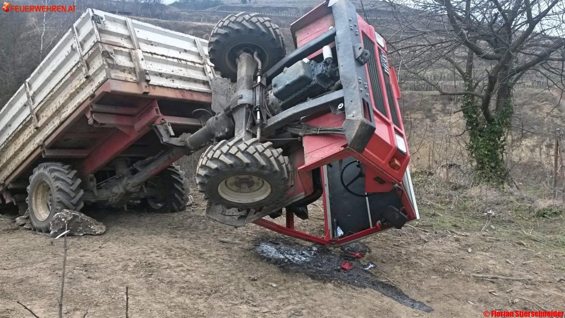 AFK Krems-Land: Unfall mit Muldenkipper am Weinberg