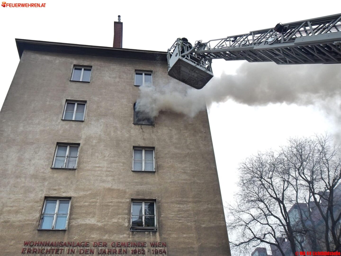 BF Wien: Mann bei Zimmerbrand gerettet