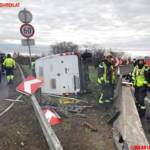 BF Wien: Lieferwagen über Betonleitwand katapultiert