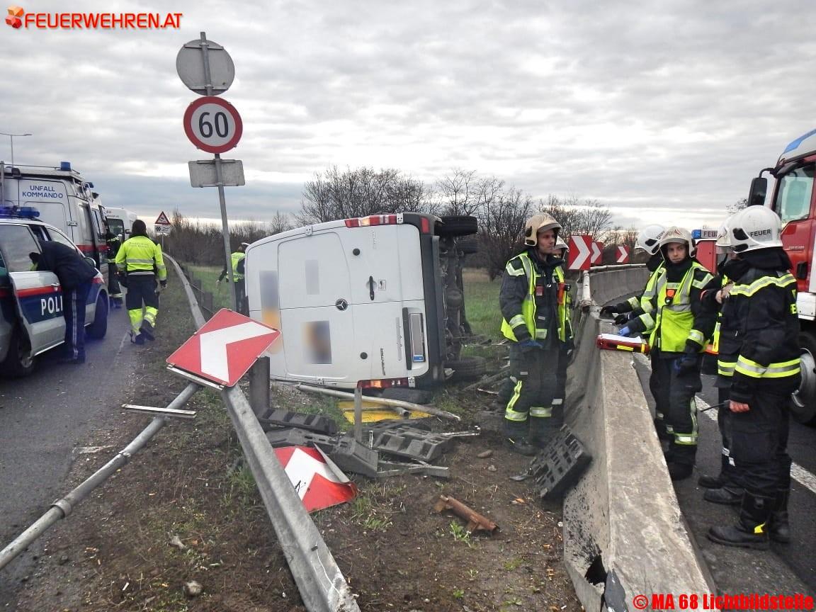 BF Wien: Lieferwagen über Betonleitwand katapultiert