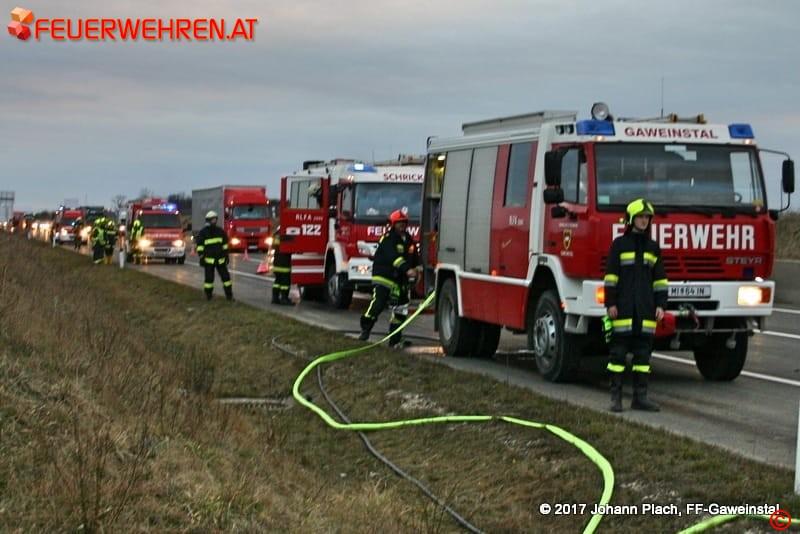 FF Gaweinstal: Fahrzeugbrand auf der A5-Nordautobahn, Anschlussstelle Hochleithen