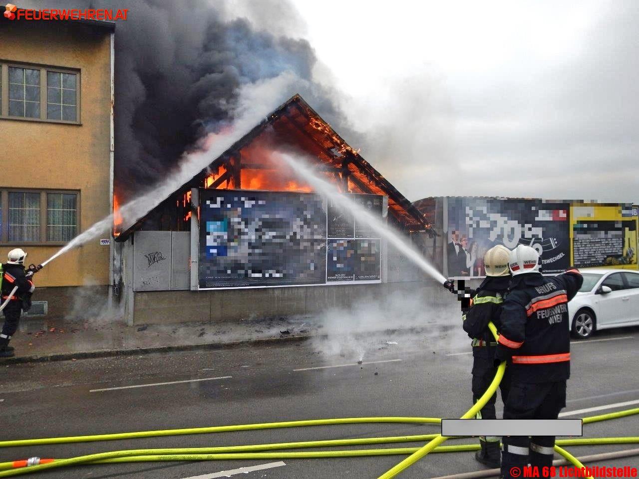 BF Wien: Nebengebäude nach Gasflaschenexplosion in Vollbrand