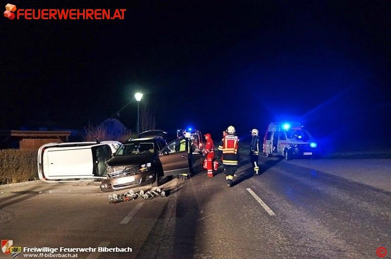 FF Biberbach: Nächtliche Aufräumarbeiten nach Verkehrsunfall im Ortsgebiet