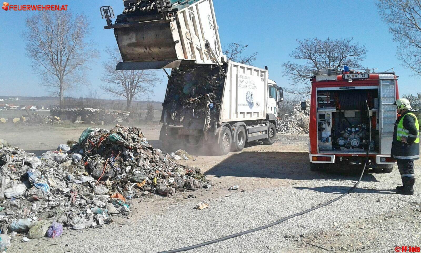 FF Jois: Brand eines Müllwagen