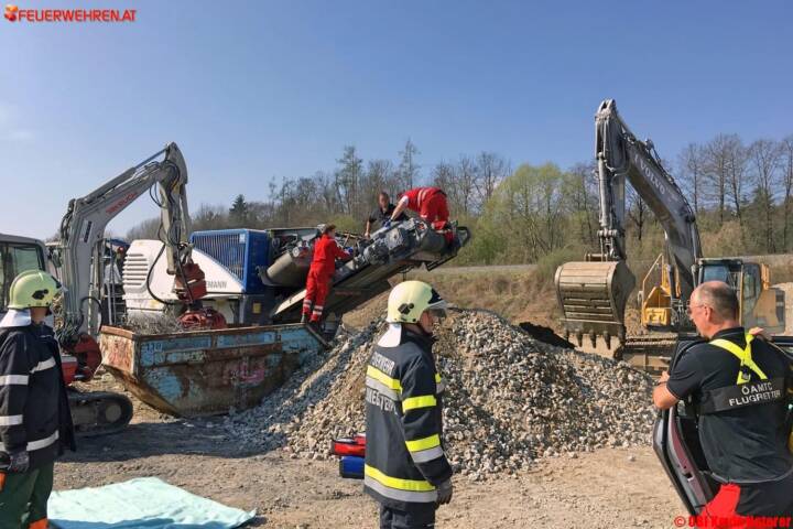 BFVDL A08: Person zwischen Förderbändern eingeklemmt