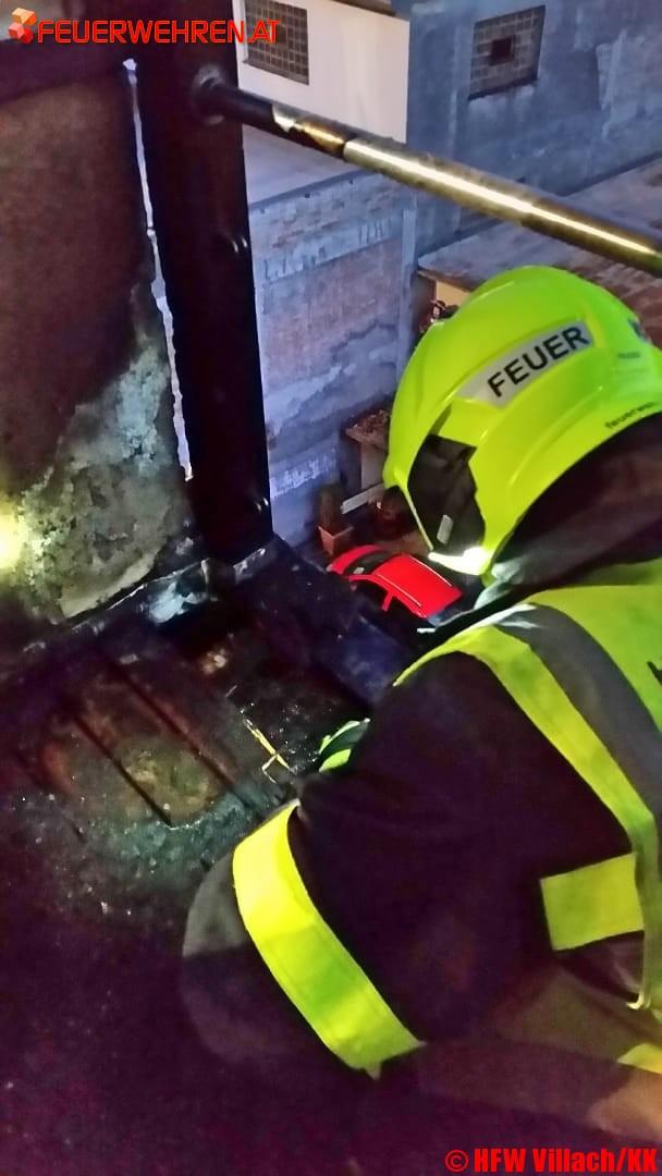 HFW Villach: Feuerwehr verhindert Dachstuhlbrand in der Innenstadt