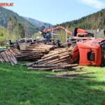 Umgestürzter Holztransporter in Thörl sorgte für stundelange Straßensperre