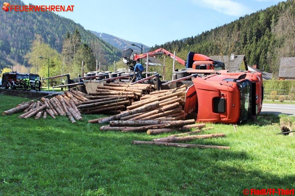 Umgestürzter Holztransporter in Thörl sorgte für stundelange Straßensperre