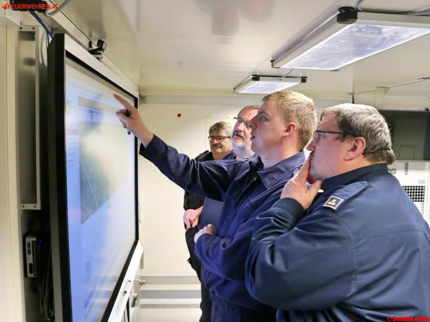 BFKDO Gmünd: Abordnung des Bezirksführungsstabes besichtigt mobile Einsatzleitung