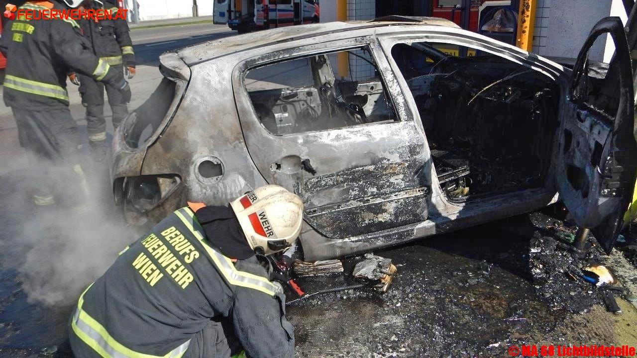 BF Wien: PKW Brand nach Verkehrsunfall