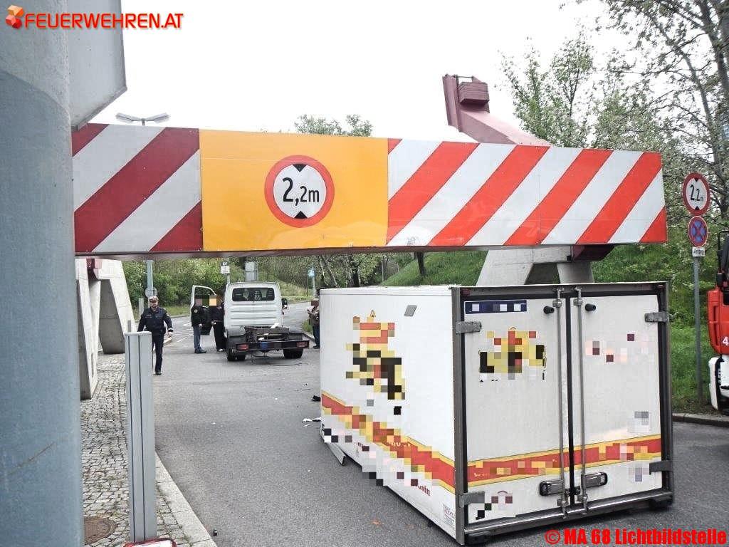 BF Wien: LKW verliert Kofferaufbau bei Höhenbegrenzung