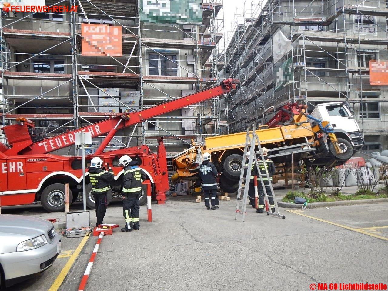 BF Wien: Betonpumpe drohte umzustürzen