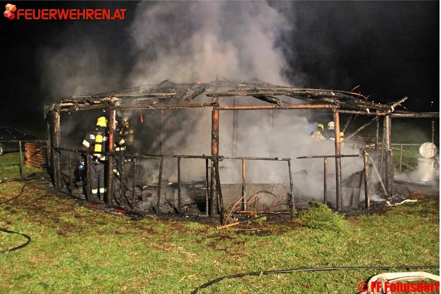 FF Fohnsdorf: Nächtlicher Vollbrand einer Holzhütte