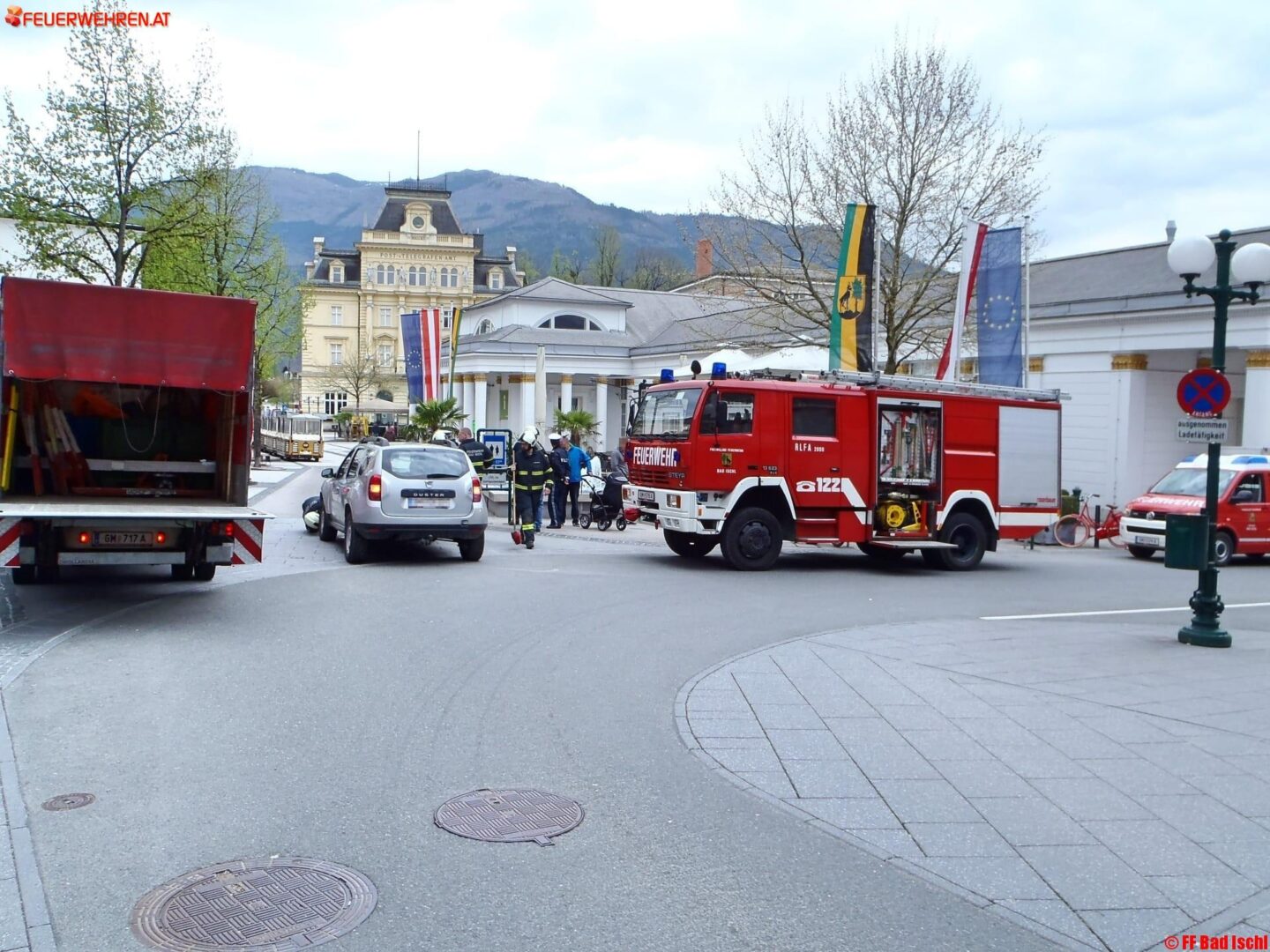 FF Bad Ischl: PKW auf Poller aufgefahren