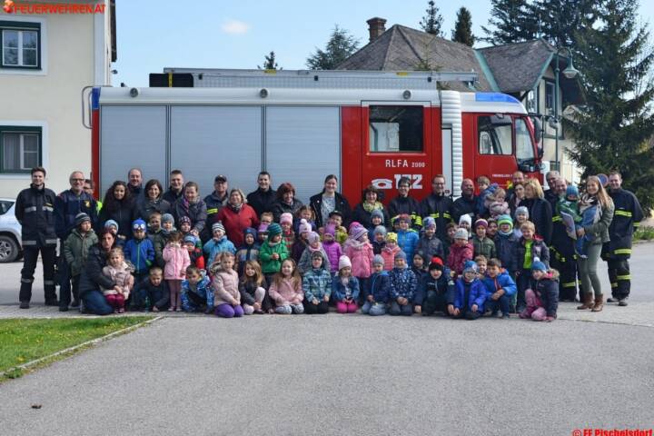 FF Pischelsdorf: Feuerwehrbesuch des Kindergartens und der Volksschule