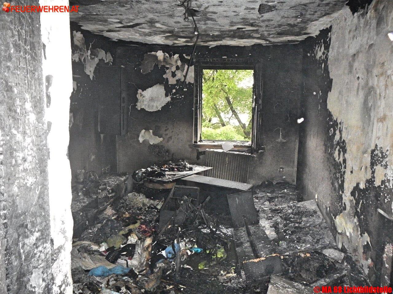 BF Wien: Wohnungsvollbrand – Mieterin sprang aus dem Fenster