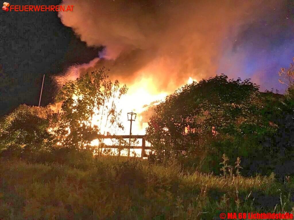 BF Wien: Schilfgedecktes Ausflugslokal gerät in Vollbrand