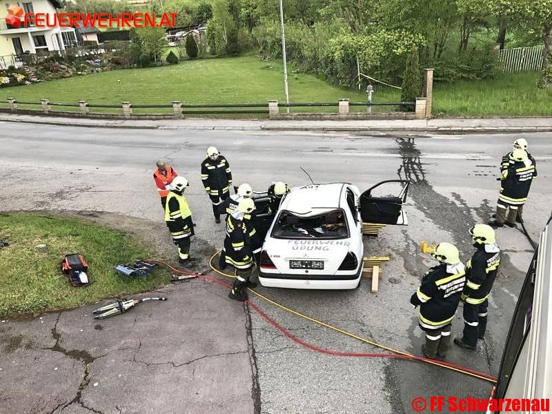 FF Schwarzenau: Menschenrettung nach Verkehrsunfall