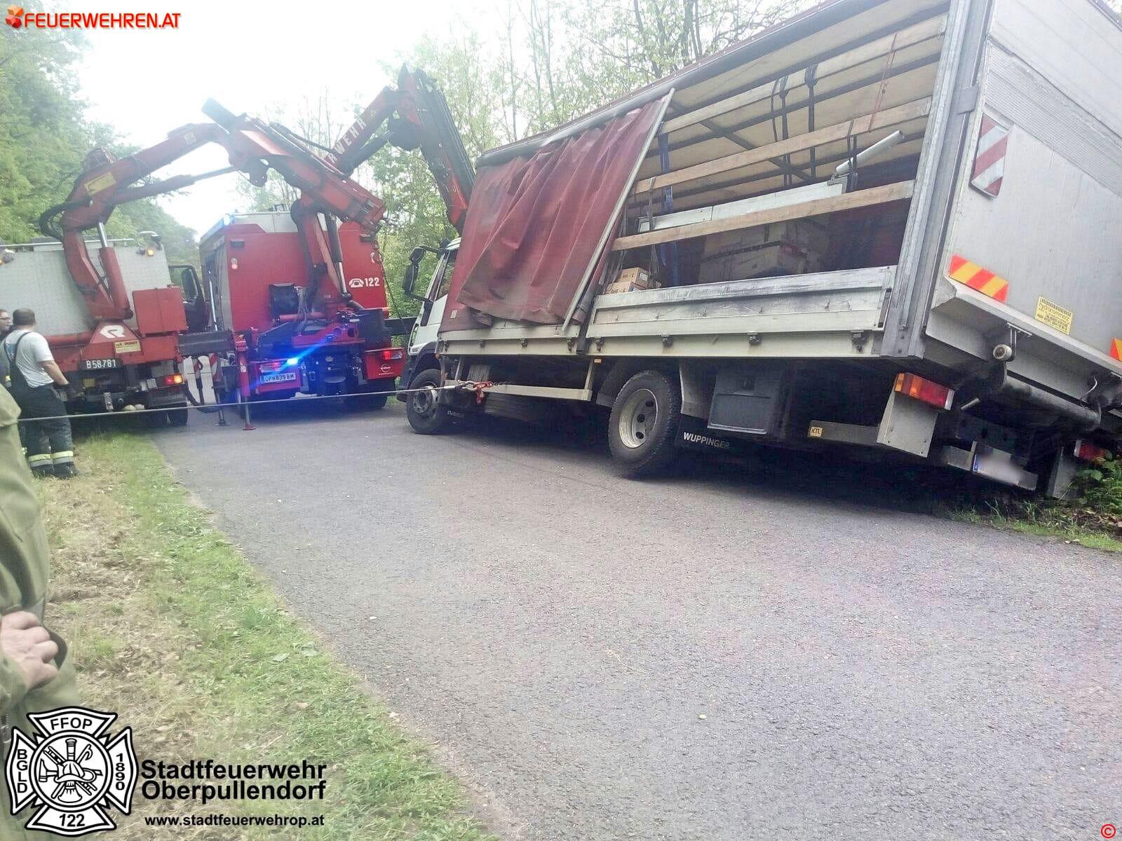 Stadtfeuerwehr Oberpullendorf: LKW-Bergung im Ortsgebiet