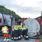 HFW Villach: LKW Unfall fordert Feuerwehreinsatz