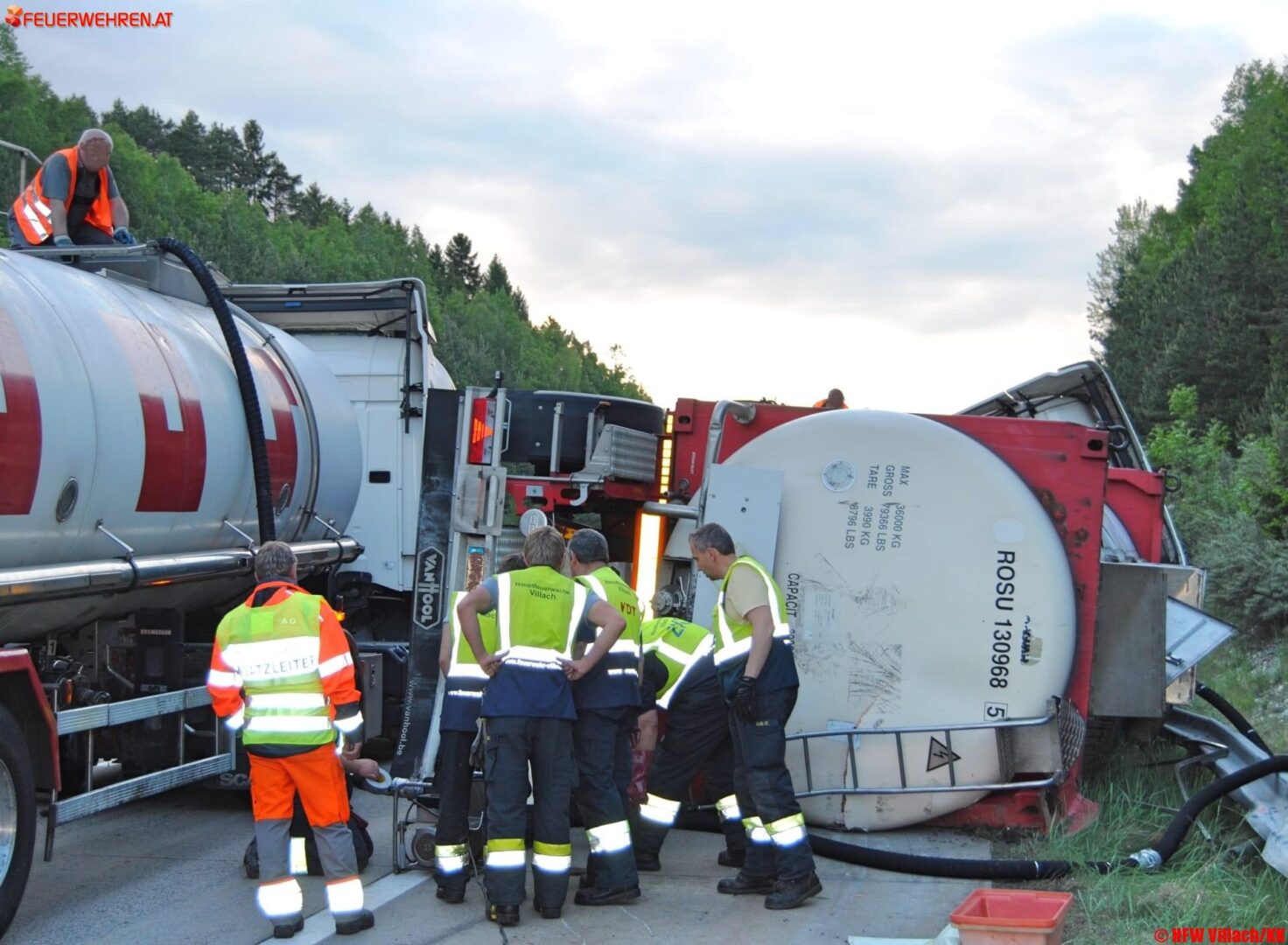 HFW Villach: LKW Unfall fordert Feuerwehreinsatz