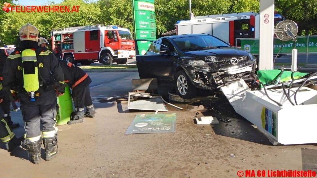 BF Wien: Auto fährt Zapfsäule um