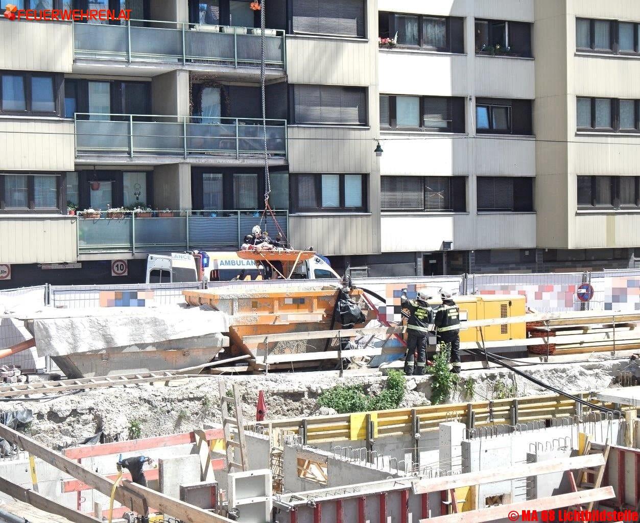 BF Wien: Bauarbeiter abgestürzt
