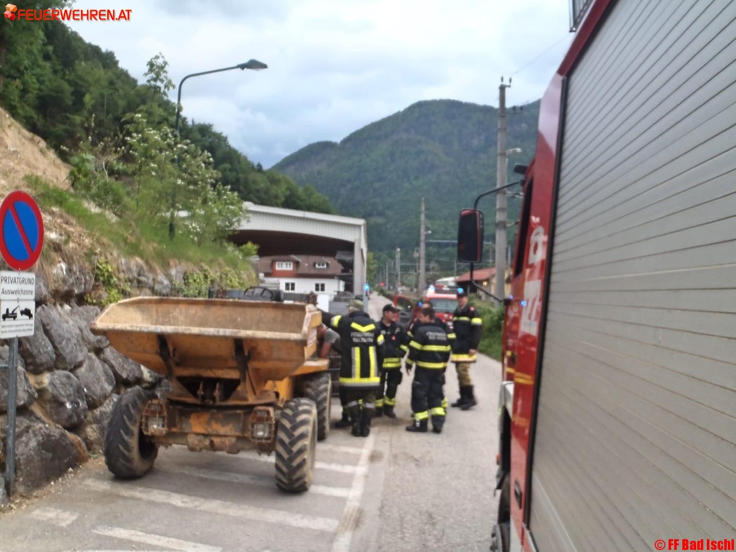 FF Bad Ischl: Ölaustritt bei Baustellenfahrzeug