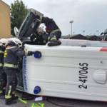 Rettungsauto bei Unfall umgestürzt