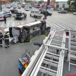 BF Wien: Rettungsauto bei Unfall umgestürzt – mehrere Verletzte