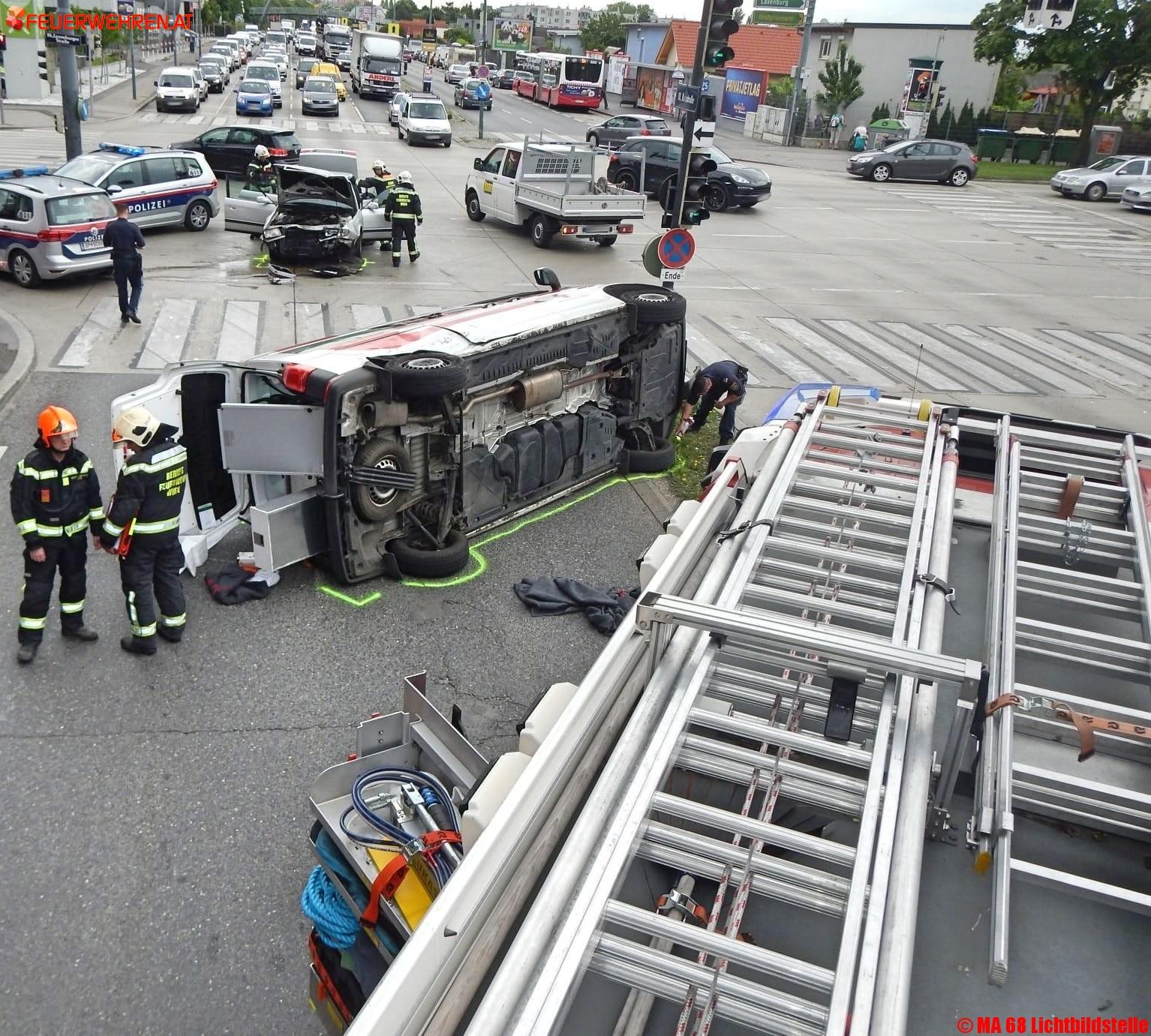 BF Wien: Rettungsauto bei Unfall umgestürzt – mehrere Verletzte