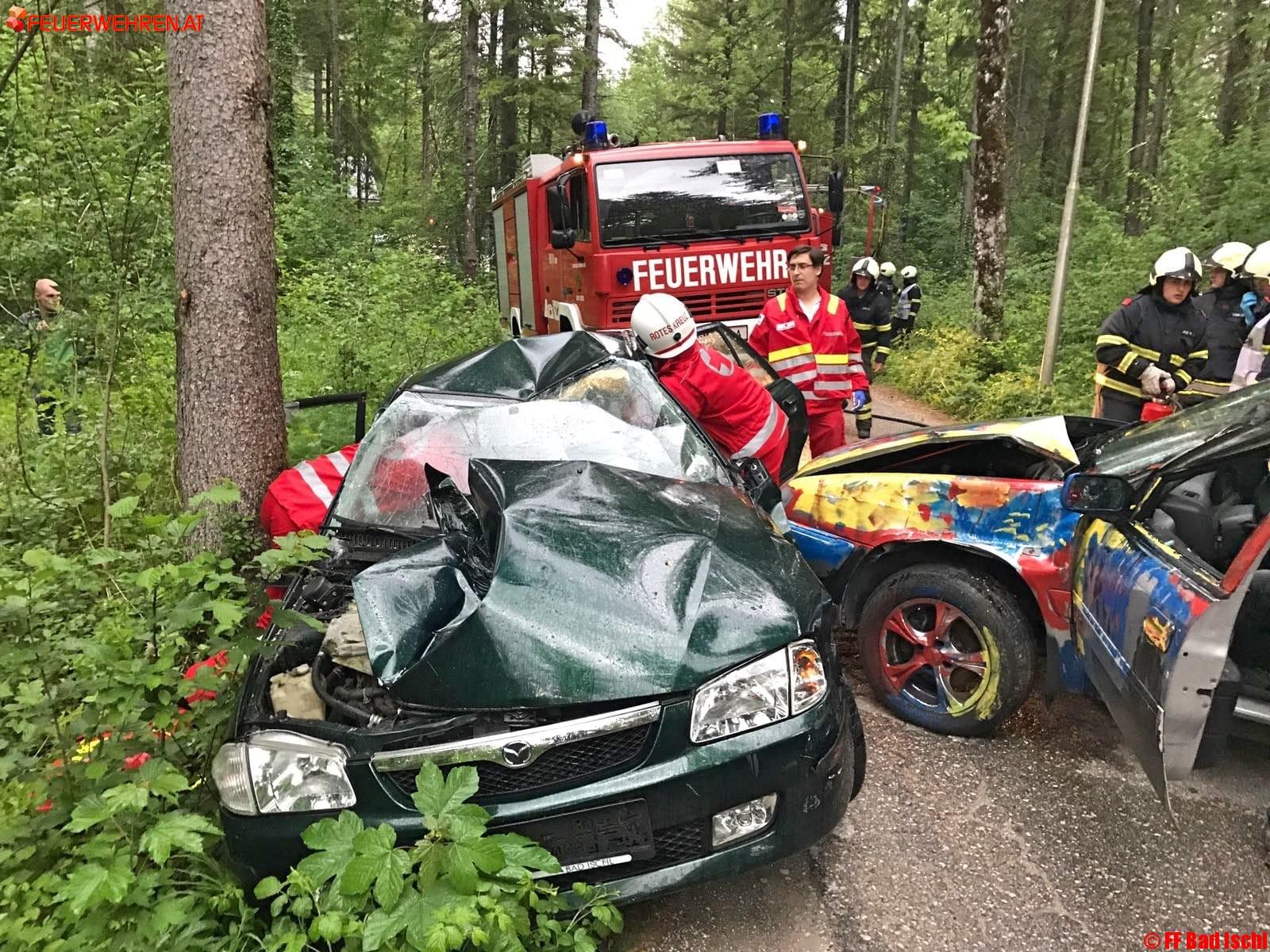 FF Bad Ischl: Drei Personen nach Verkehrsunfall eingeklemmt
