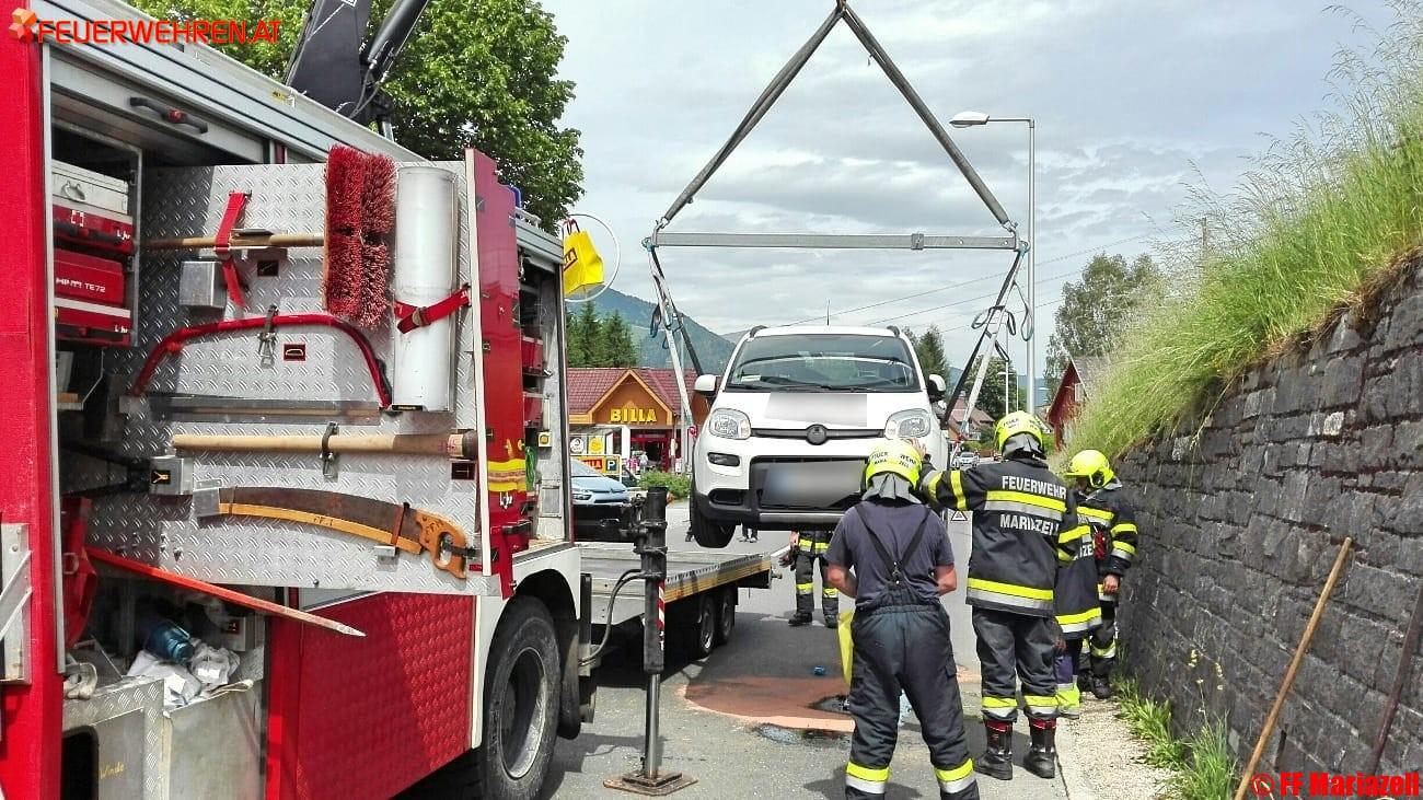 FF Mariazell: PKW stürzt auf Bundesstraße, keine Verletzten