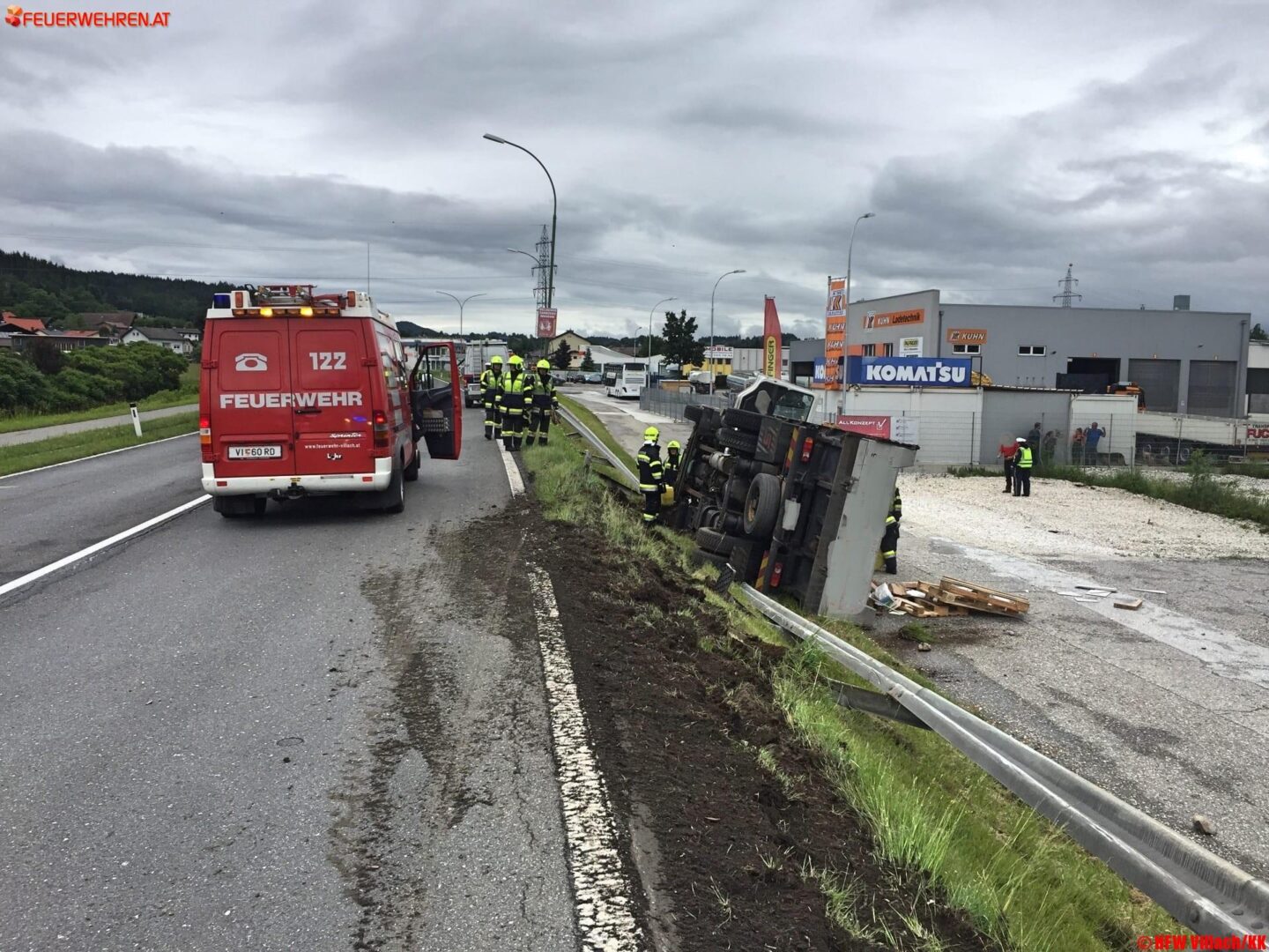 HFW Villach: LKW Unfall in Villach fordert Feuerwehr Einsatz