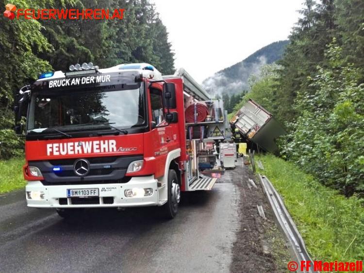 FF Mariazell: Schwerer LKW-Unfall mit Ölalarm in Fallenstein