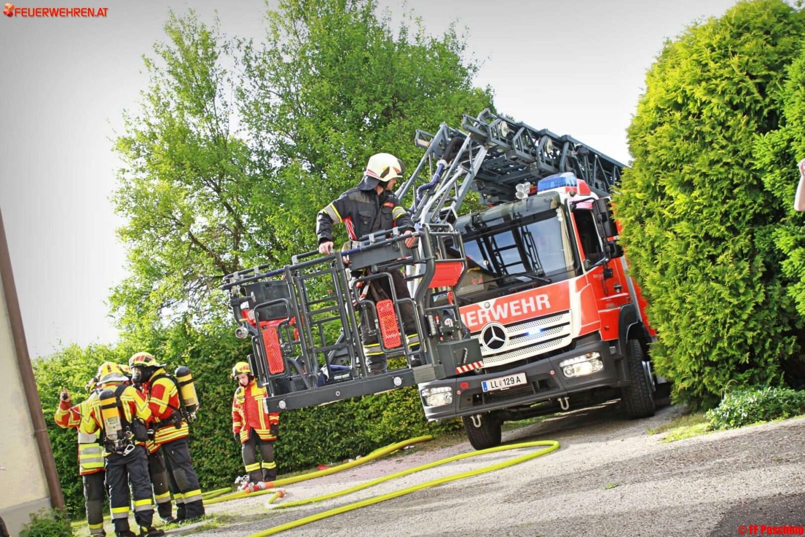 FF Pasching: GROSSÜBUNG – Wohnhausbrand mit Menschenrettung
