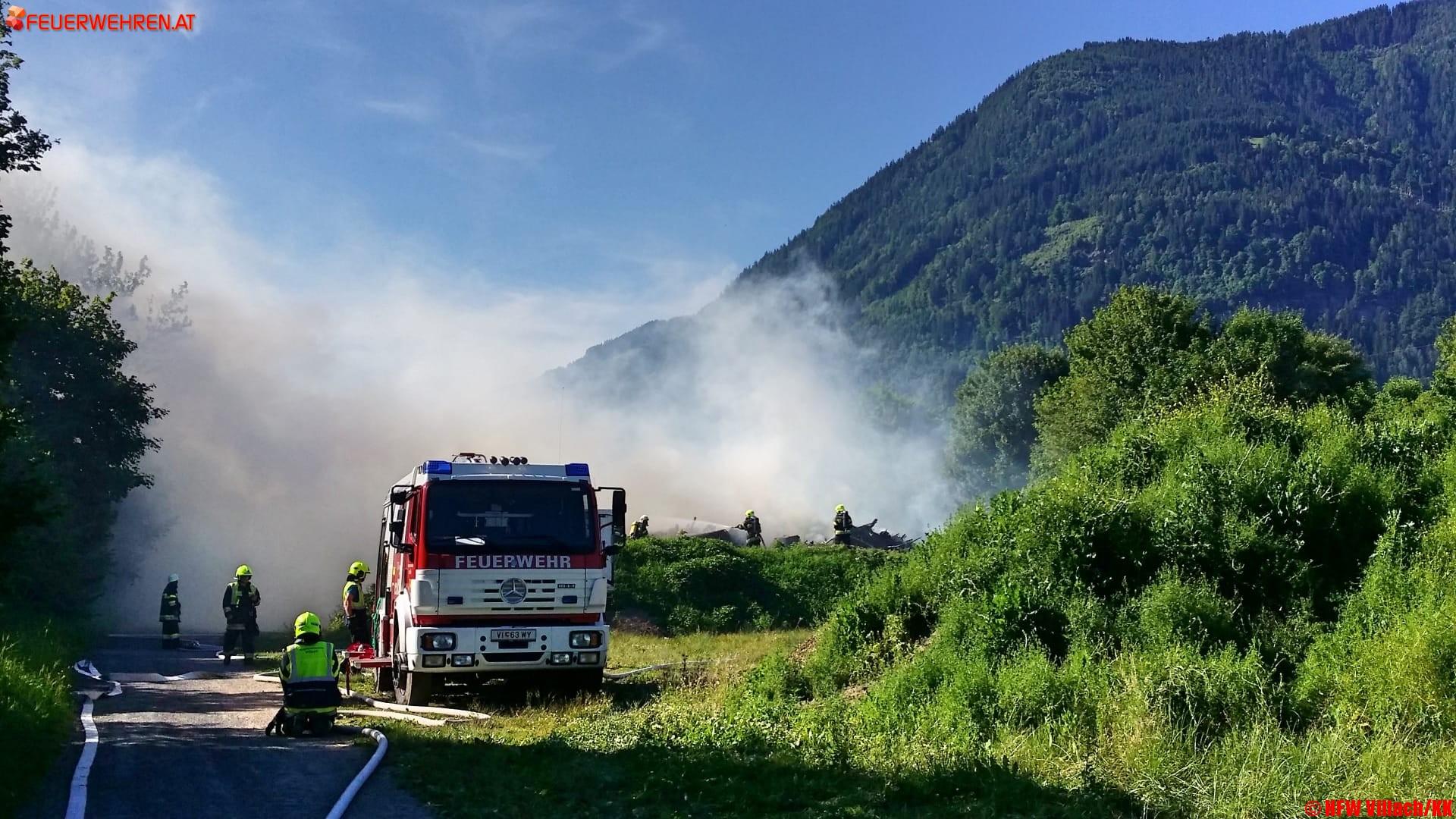 HFW Villach: Holzhaufenbrand bei fast 30 Grad fordert 3 Feuerwehren
