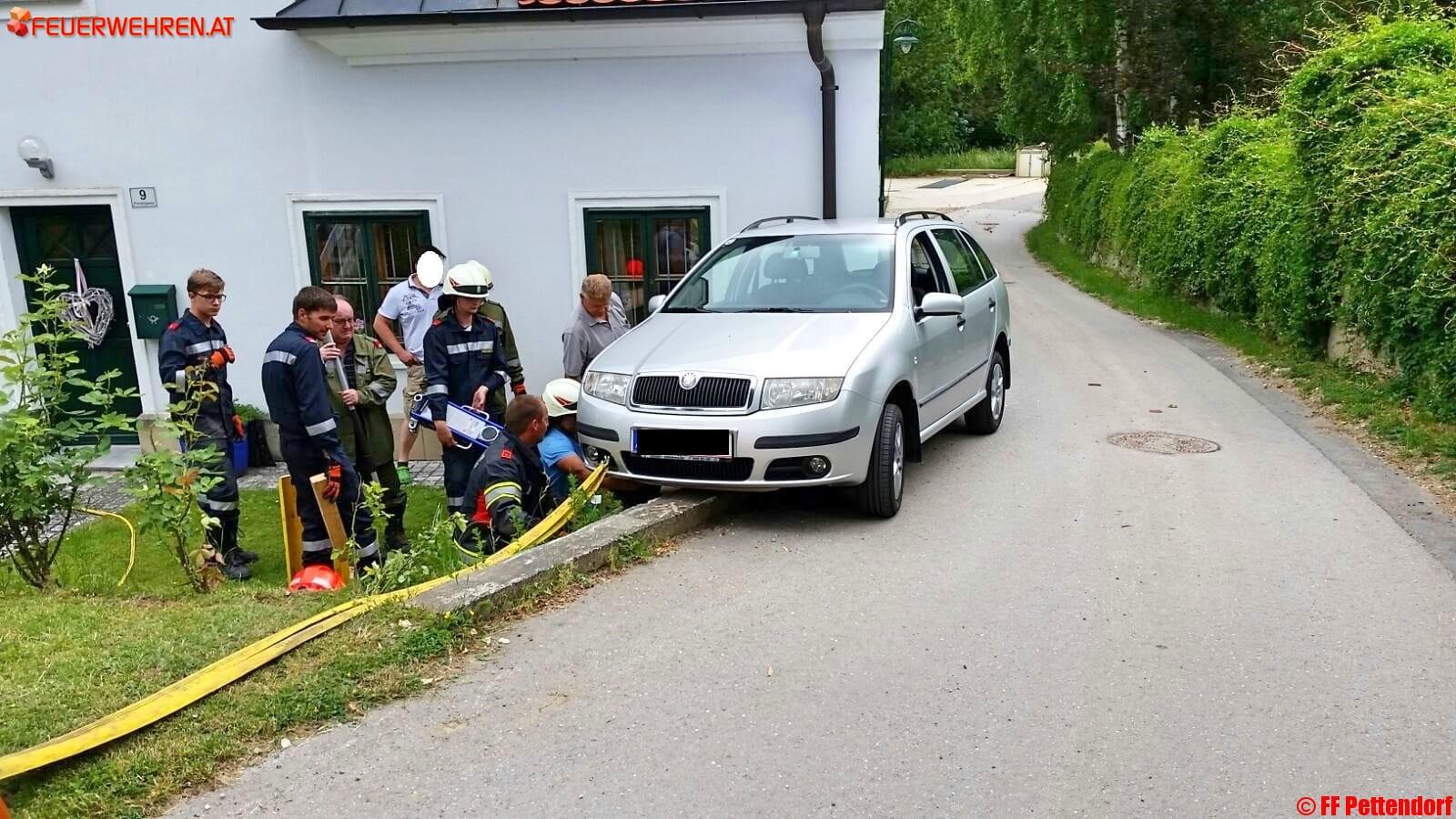 FF Pettendorf: Fahrzeugbergung in der Florianigasse