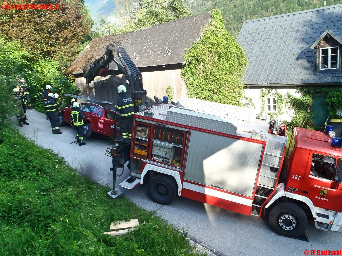 FF Bad Ischl: Fahrzeugbergung in Mitterweissenbach