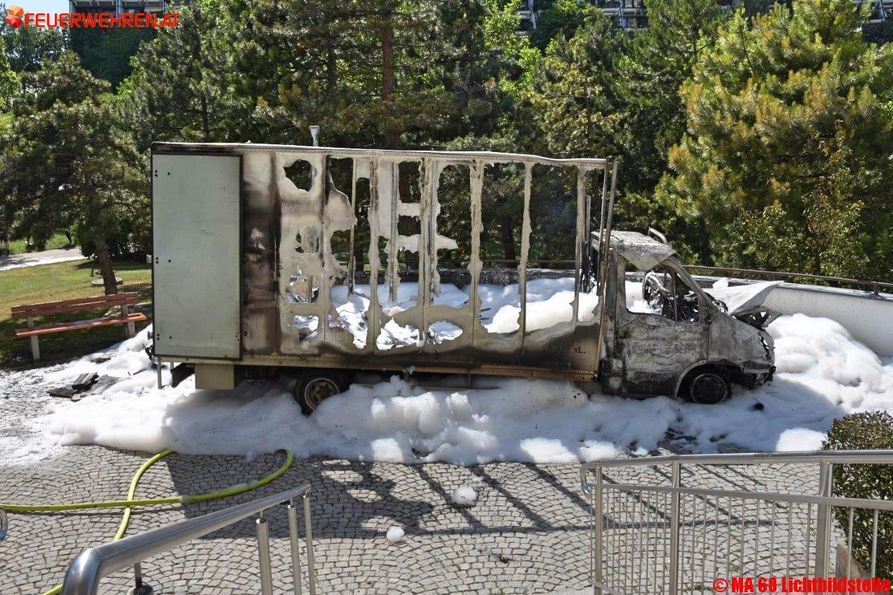 BF Wien: LKW Brand im Wohnpark Alterlaa